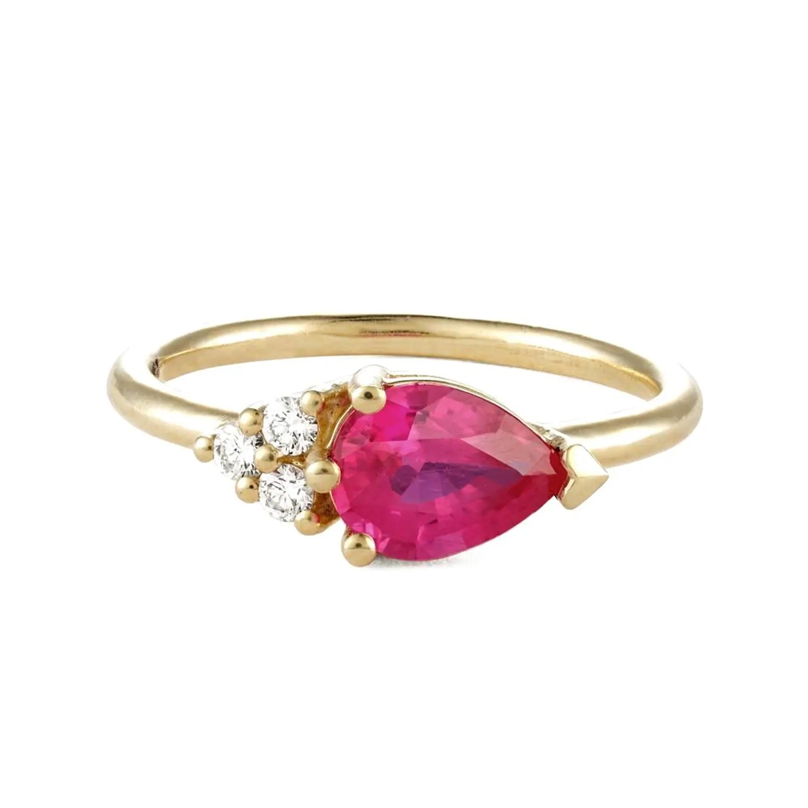 Bague en or massif 14 carats avec rubis taille poire et diamants latéraux