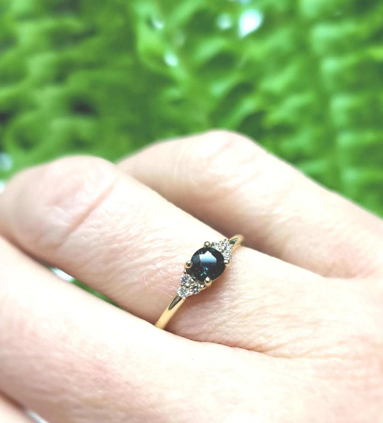 Bague solitaire minimaliste en saphir avec diamants latéraux – Or massif 10 carats, 14 carats ou 18 carats, jaune, rose ou blanc
