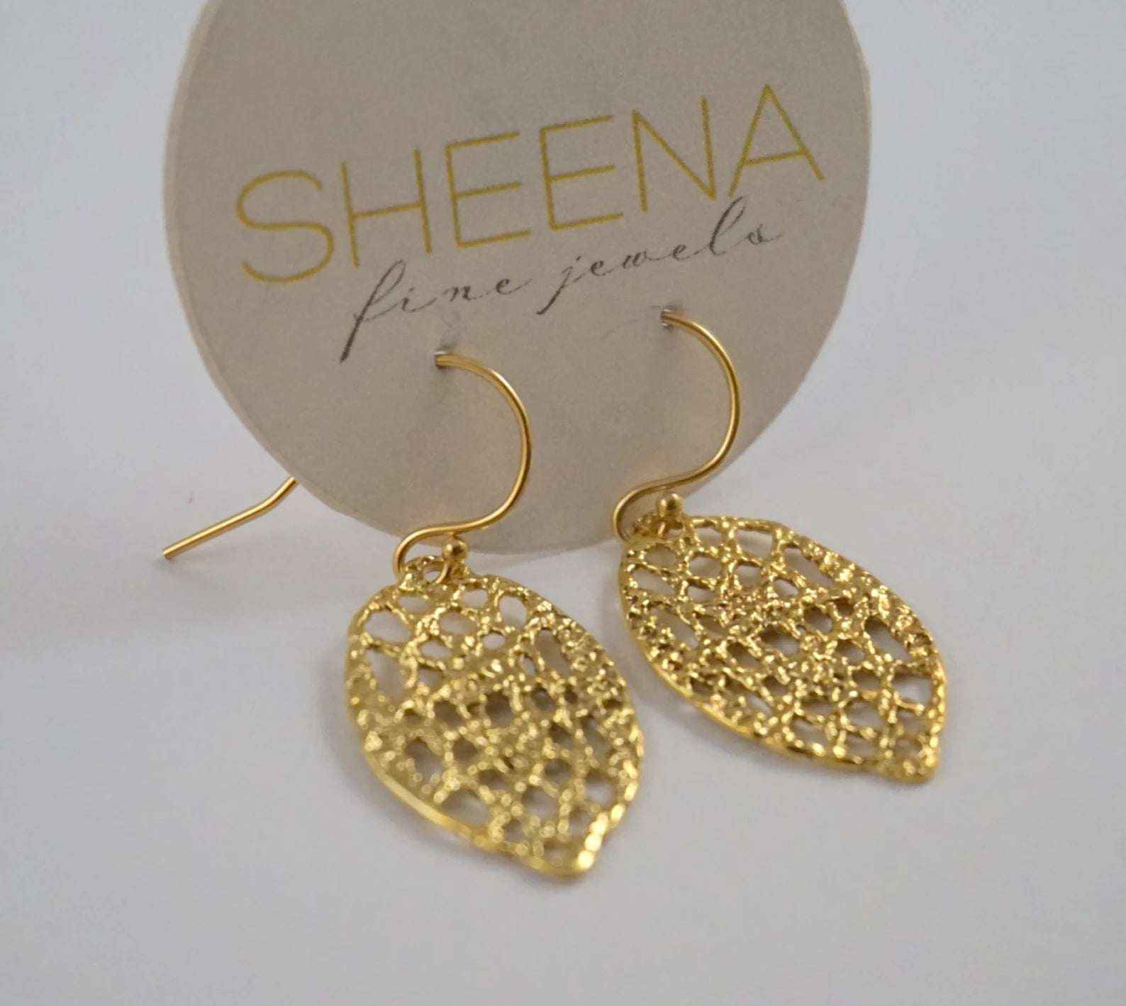 Boucles d'oreilles pendantes en dentelle – Boucles d'oreilles courtes minimalistes en or rempli 14 carats, légères et élégantes