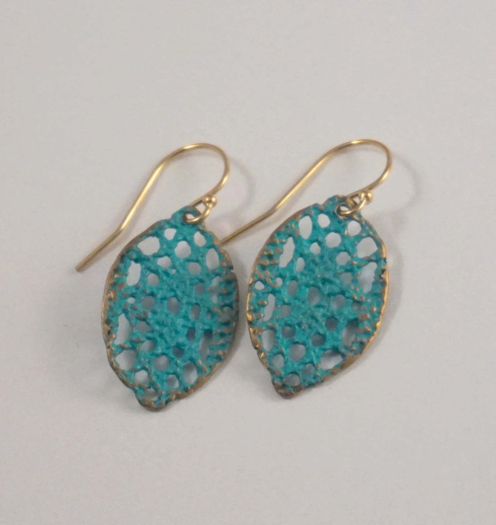 Boucles d'oreilles pendantes en dentelle patinée vert-de-gris avec crochets en or rempli 14 carats – Légères et artistiques