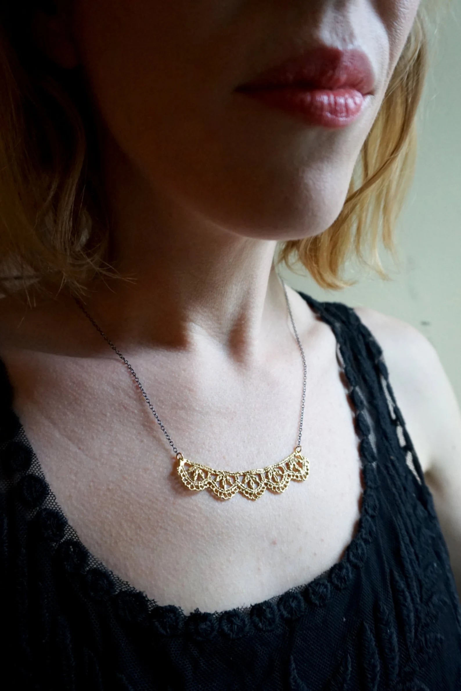 Collier en dentelle de feuilles en bronze plaqué or 14 carats avec chaîne en argent sterling oxydé