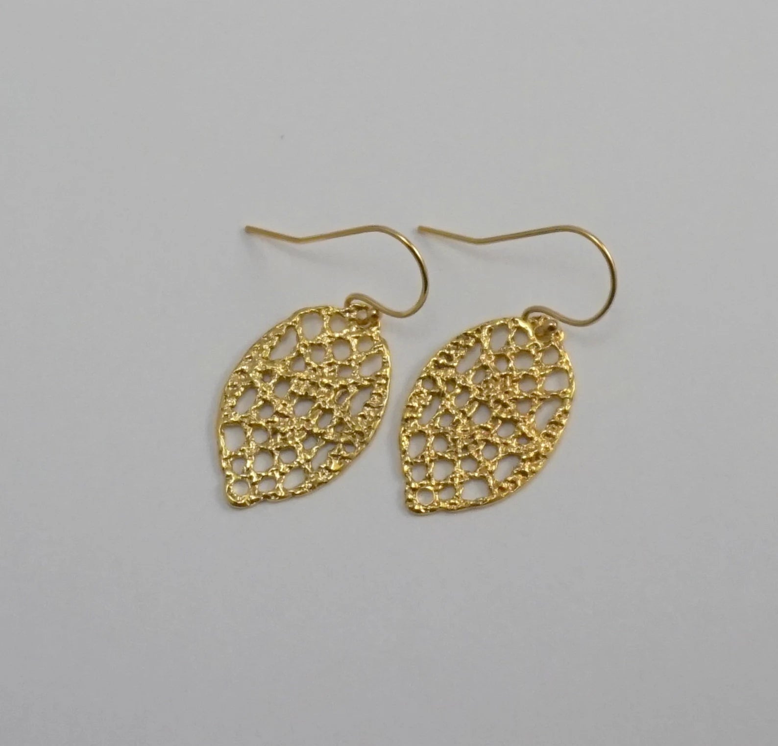 Boucles d'oreilles pendantes en dentelle – Boucles d'oreilles courtes minimalistes en or rempli 14 carats, légères et élégantes