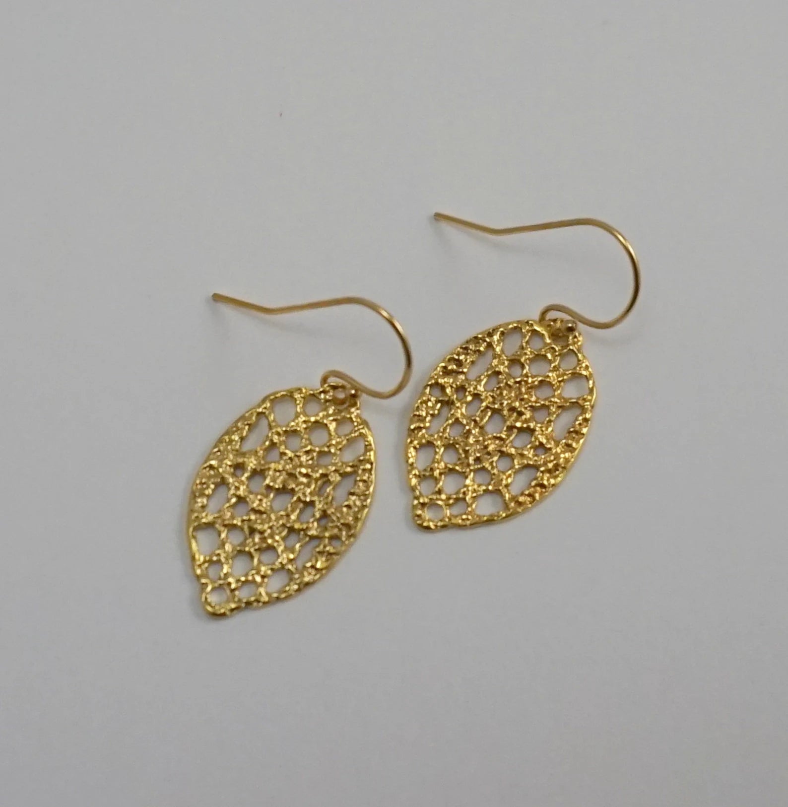 Boucles d'oreilles pendantes en dentelle – Boucles d'oreilles courtes minimalistes en or rempli 14 carats, légères et élégantes