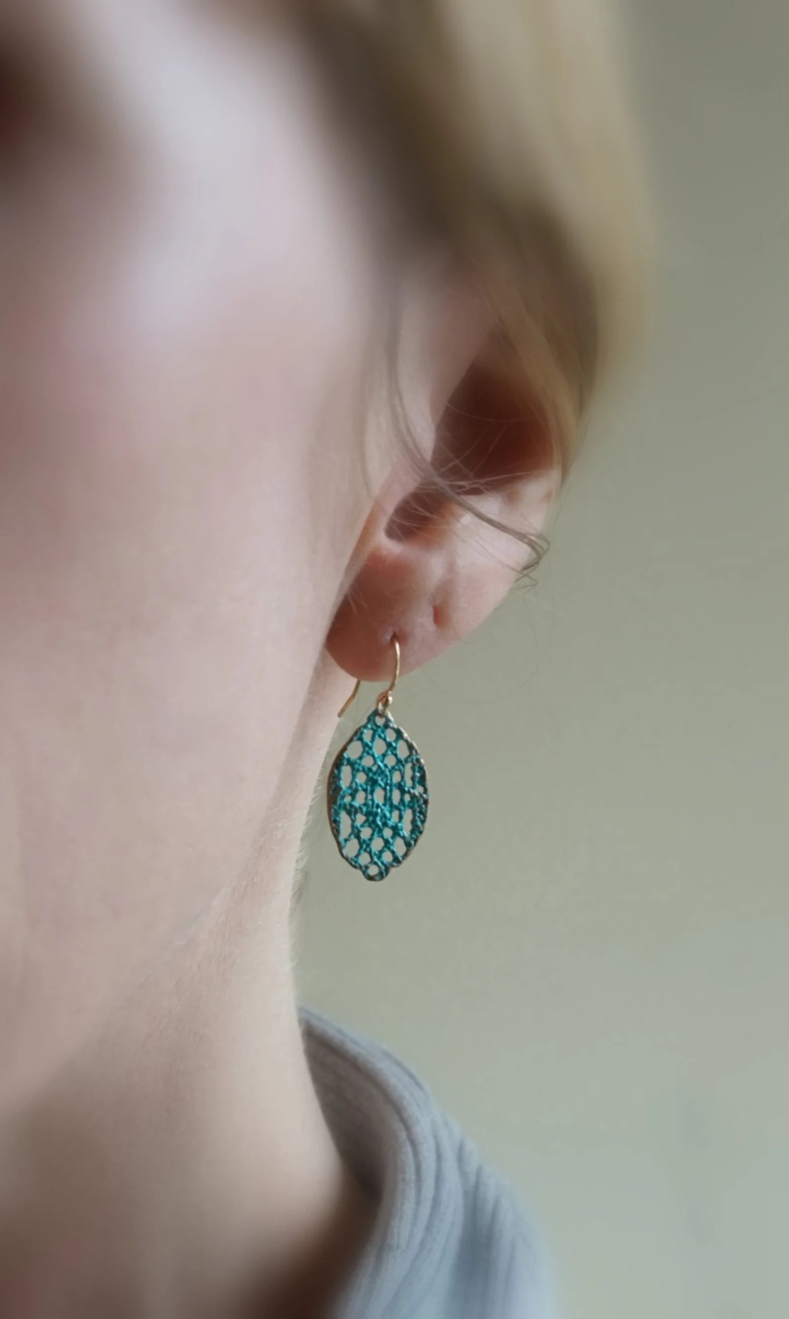 Boucles d'oreilles pendantes en dentelle patinée vert-de-gris avec crochets en or rempli 14 carats – Légères et artistiques